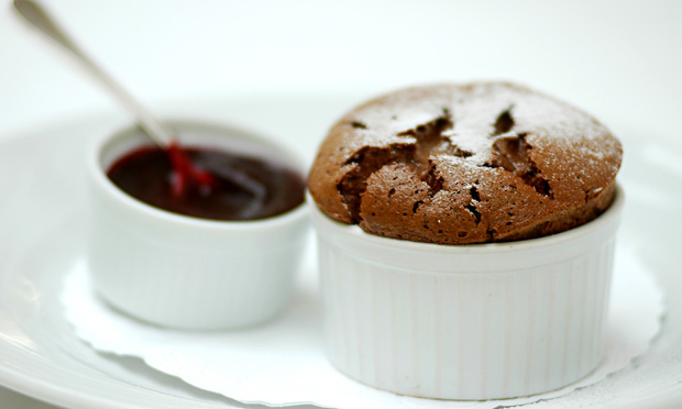 Suflê de chocolate com calda de frutas vermelhas Suflê de chocolate com calda de frutas vermelhas