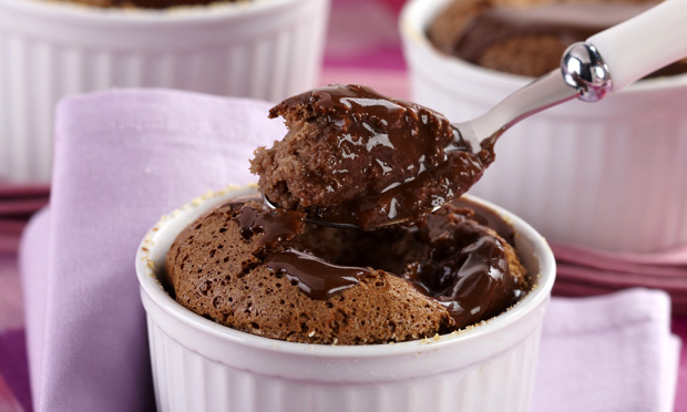 Suflê de chocolate com calda quente Suflê de chocolate com calda quente