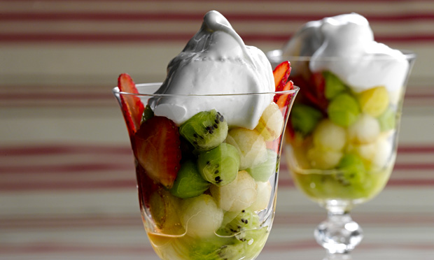 Taça com bolinhas de pera, kiwi e morango com suspiro