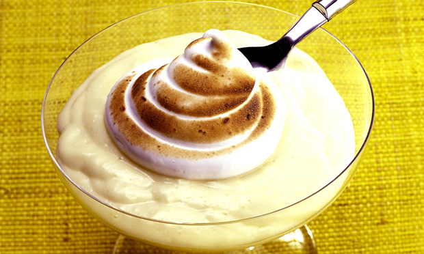 Taça de creme de limão com merengue