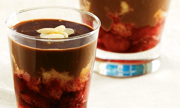 Taça de chocolate e morango