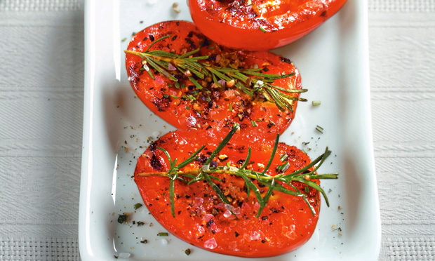 Tomates grelhados com alecrim: acompanhamento saudável e muito saboroso Tomates grelhados com alecrim: acompanhamento saudável e muito saboroso