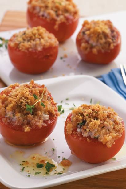 Tomates recheados: com arroz, ricota, manjericão, fica uma delícia...