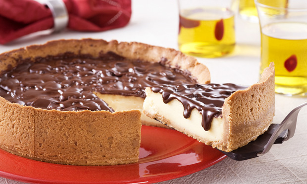 Torta de baunilha com calda de chocolate Torta de baunilha com calda de chocolate