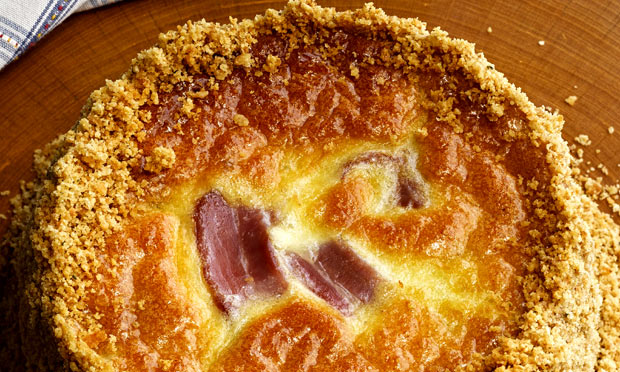 Torta cremosa de parmesão e gorgonzola com bacon Torta cremosa de parmesão e gorgonzola com bacon