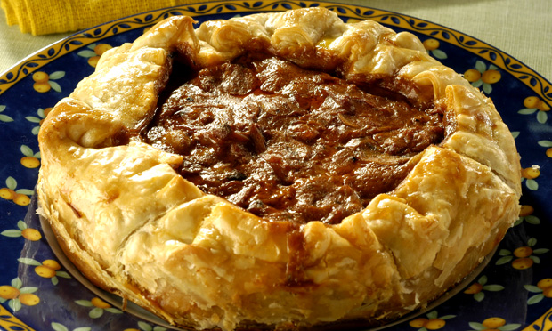 Torta cremosa de frango e cogumelos