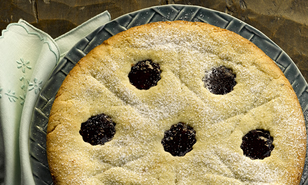 Torta de castanha-do-pará e geleia de morango Torta de castanha-do-pará e geleia de morango