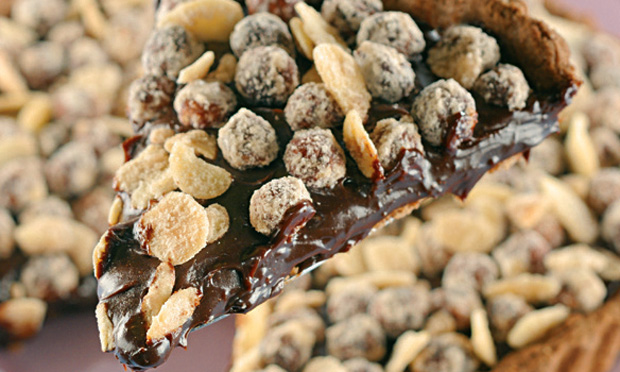 Torta de ganache de Nutella® com avelãs e amêndoas carameladas