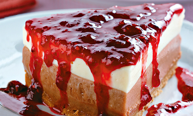 Torta gelada (cheesecake) com calda de frutas vermelhas