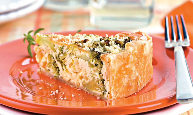 Torta folhada de brócolis e queijo coalho