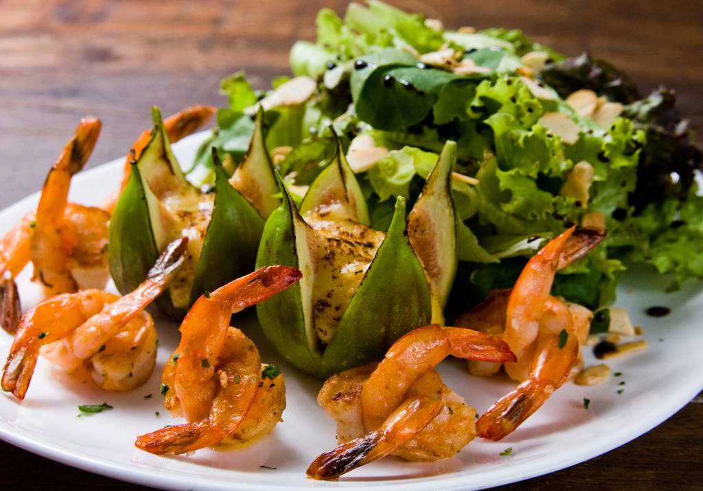 Salada de camarão, figo e brie