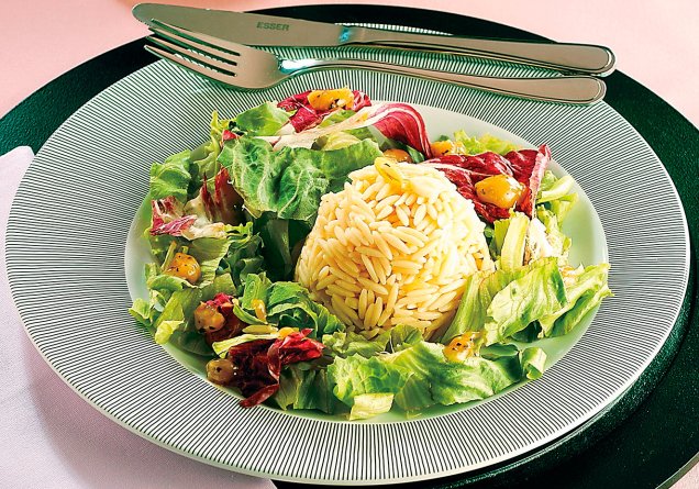 Salada de macarrão com alho-poró