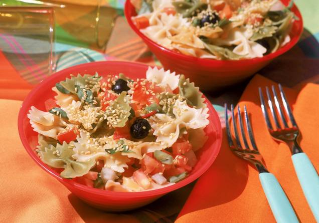 Salada de macarrão, tomate e brócolis Salada de macarrão, tomate e brócolis