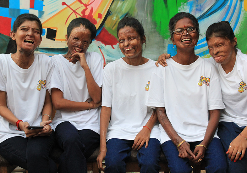Café indiano dá apoio a mulheres atacadas com ácido
