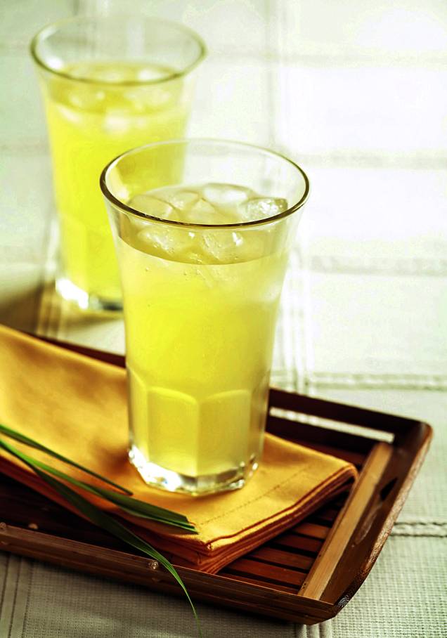 Suco de capim-santo com tangerina Suco de capim-santo com tangerina