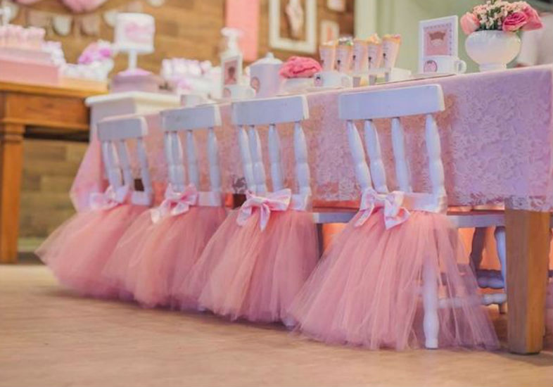 mesa enfeitada com tule
