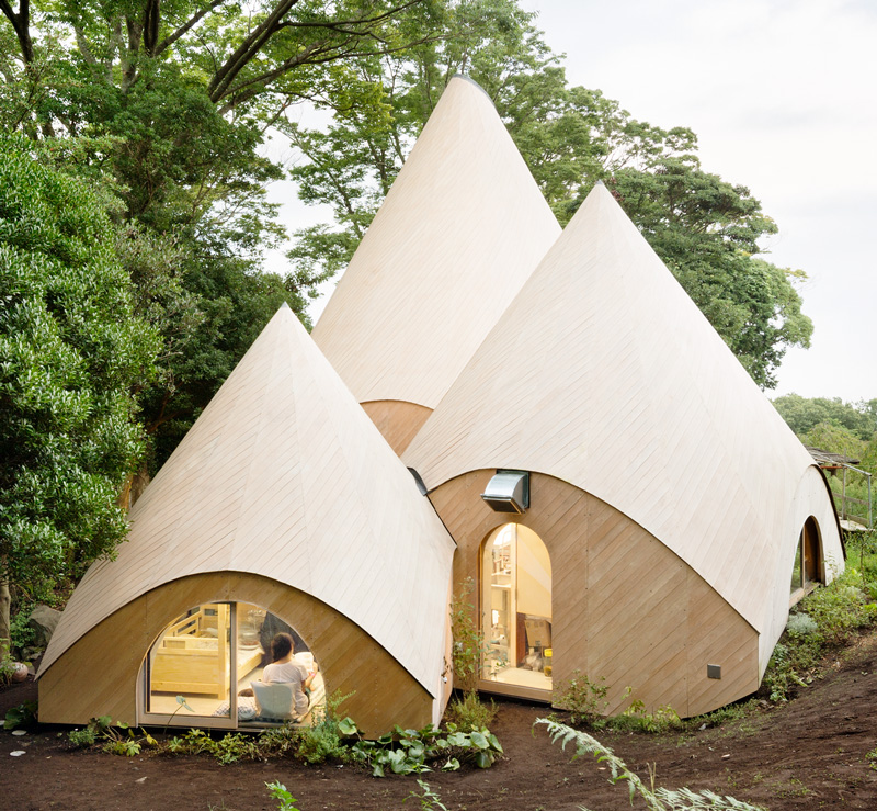 Casa no Japão é formada por vários volumes com telhado em forma de cone
