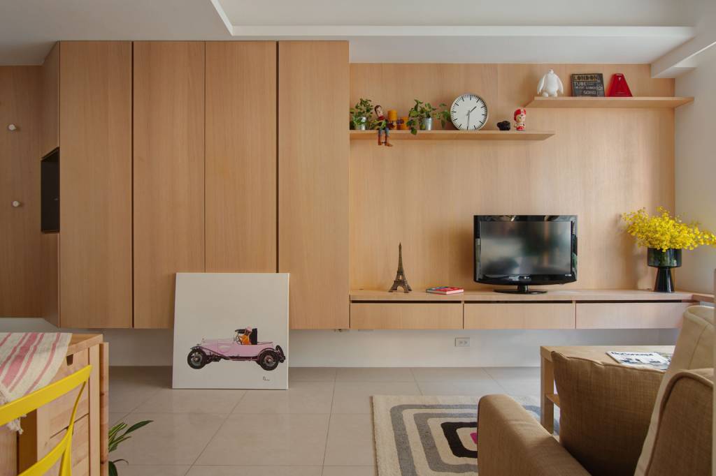 Apartamento pequeno tem divisória de vidro e layout funcional