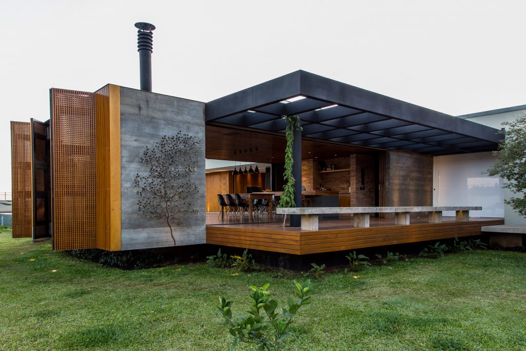 Visita guiada: casa em Franca tem interiores que se conectam ao jardim