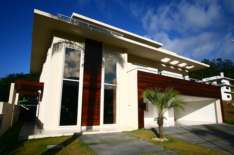 02-fachada-de-casa-de-praia-tem-linhas-retas-e-madeira
