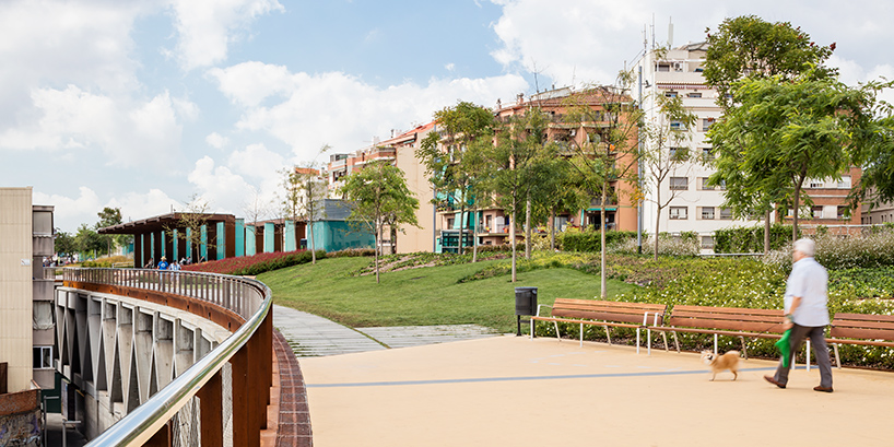 Parque elevado em Barcelona esconde os trilhos do trem