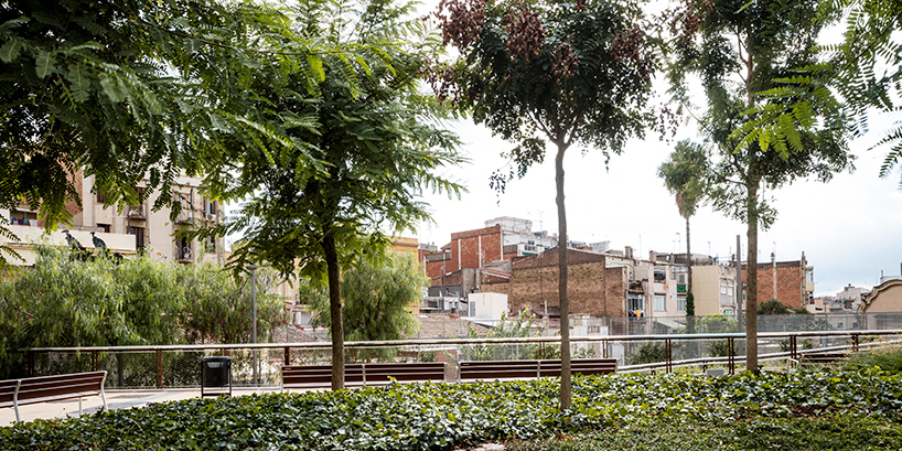 Parque elevado em Barcelona esconde os trilhos do trem