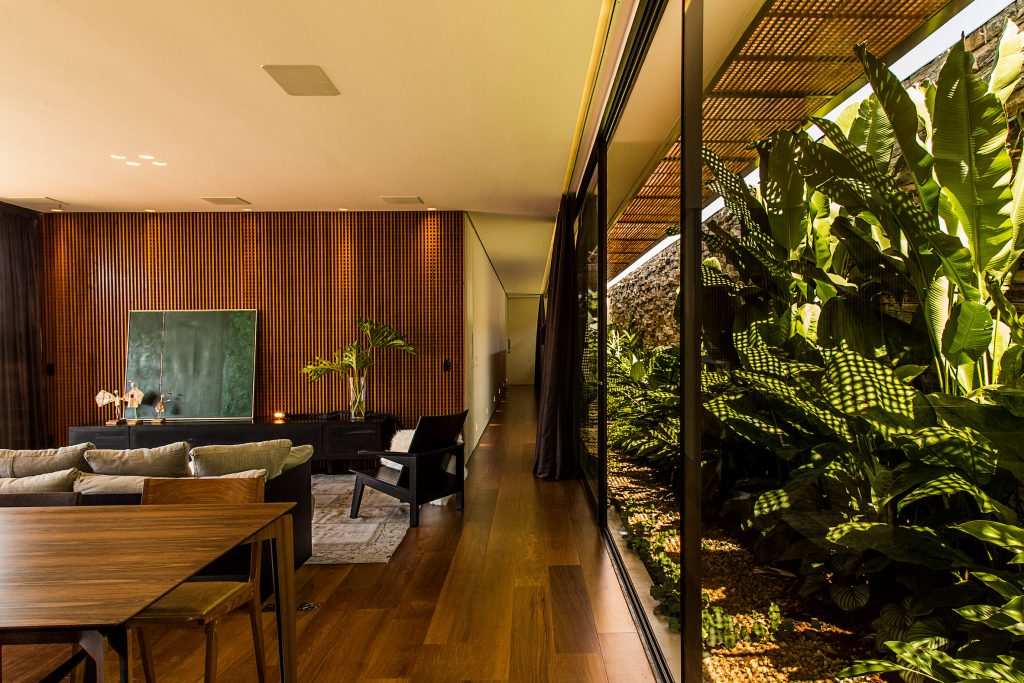 Visita guiada: casa em Franca tem interiores que se conectam ao jardim