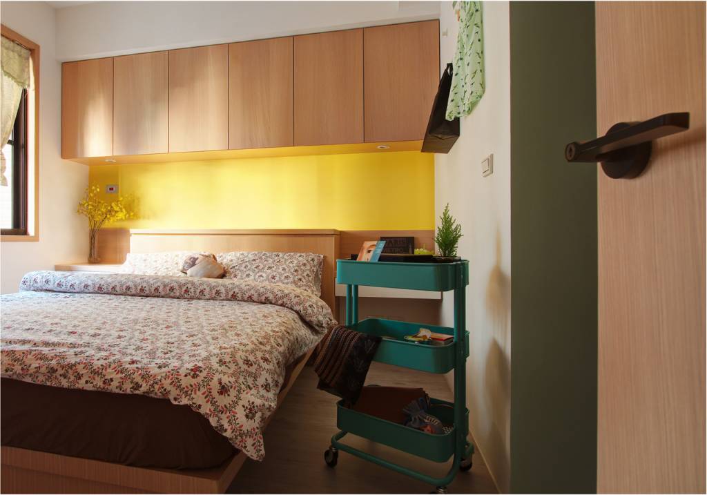 Apartamento pequeno tem divisória de vidro e layout funcional