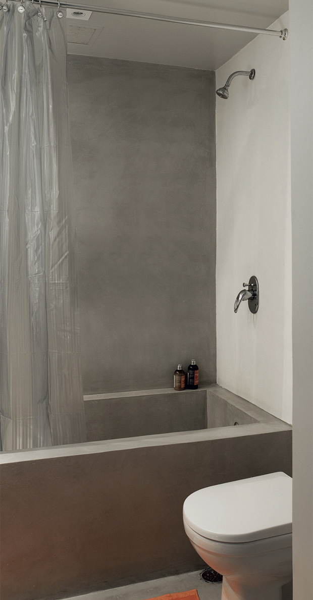 Banheiros pequenos e bem resolvidos