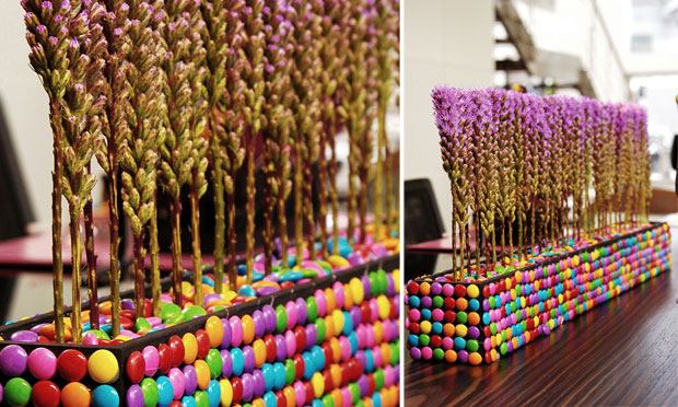 Arranjo de flores com confetes Arranjo de flores com confetes