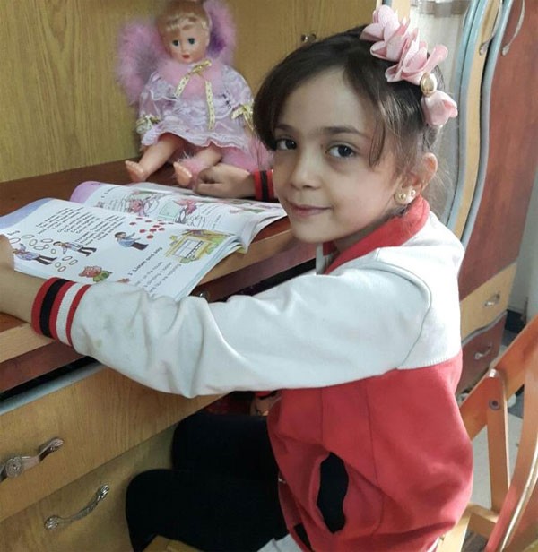 Menina síria retrata sua vida na guerra e cativa até J.K. Rowling