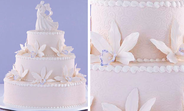 Bolo branco com flores com pedras Bolo branco com flores com pedras