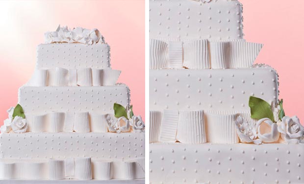 Bolo branco com laços, flores e poás de açúcar Bolo branco com laços, flores e poás de açúcar