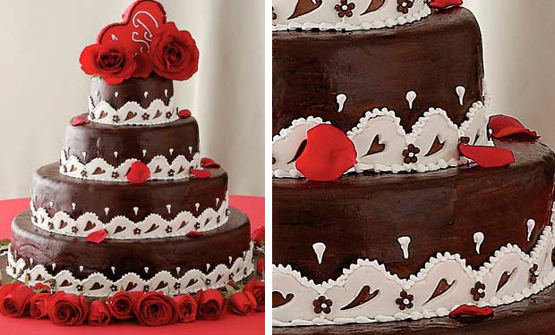 Bolo de chocolate com detalhes de rosas vermelhas