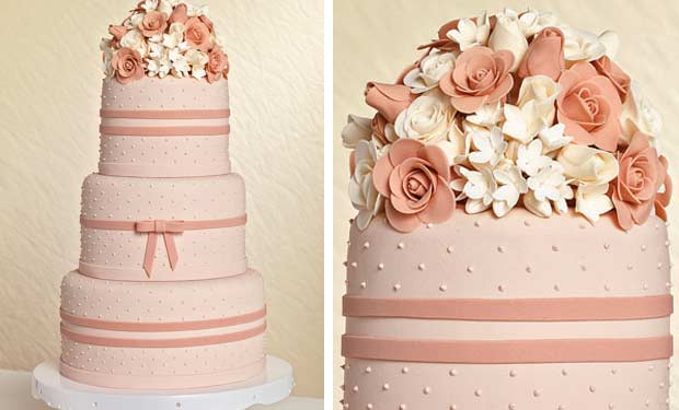 Bolo rosa com flores, laços e poás de mesmo tom Bolo rosa com flores, laços e poás de mesmo tom