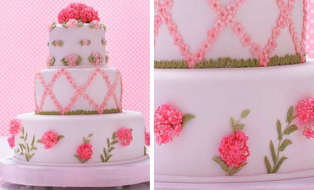 Bolo branco com miniflores Bolo branco com miniflores