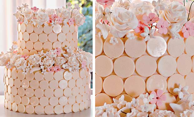 Bolo de bolinhas de chocolate branco com flores de suspiro