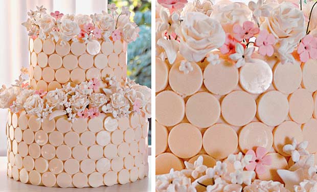 Bolo de bolinhas de chocolate branco com flores de suspiro Bolo de bolinhas de chocolate branco com flores de suspiro