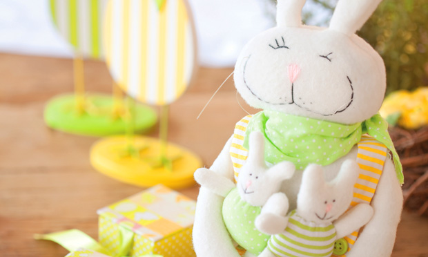 Coelhos de Páscoa de pelúcia