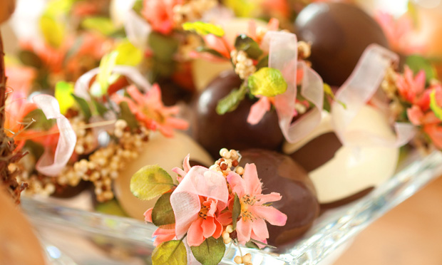 Bombons na mesa de Páscoa