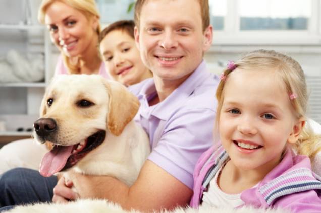 Família com cachorro Família com cachorro