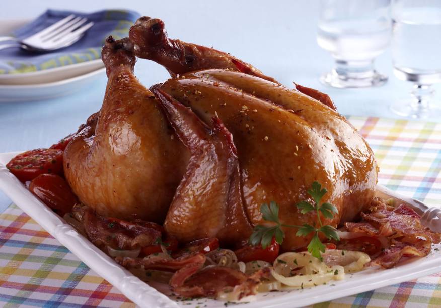 Frango assado com molho de bacon: quem consegue resistir?