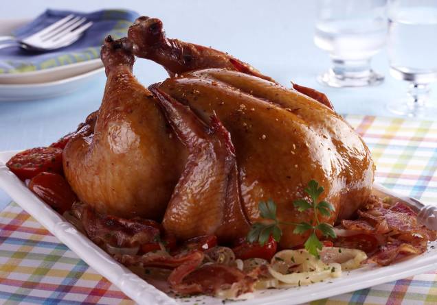 Frango assado com molho de bacon: quem consegue resistir? Frango assado com molho de bacon: quem consegue resistir?