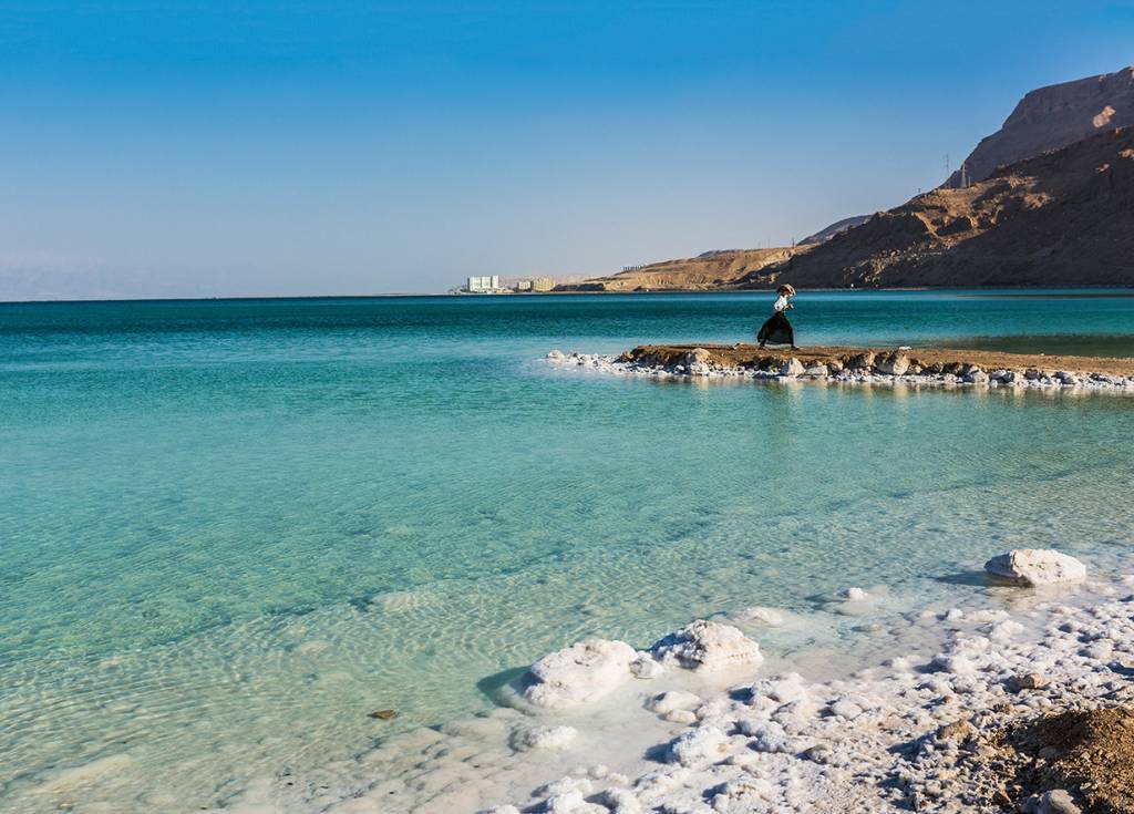 O acúmulo de sal às margens do Mar Morto. 