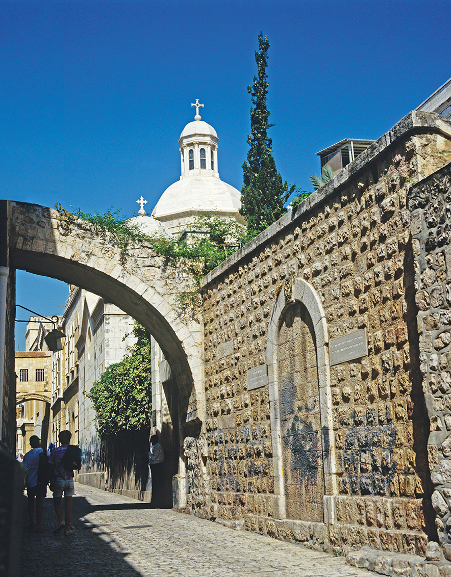 Via Dolorosa, rua da cidade velha que percorre a parte ocidental de Jerusalém.