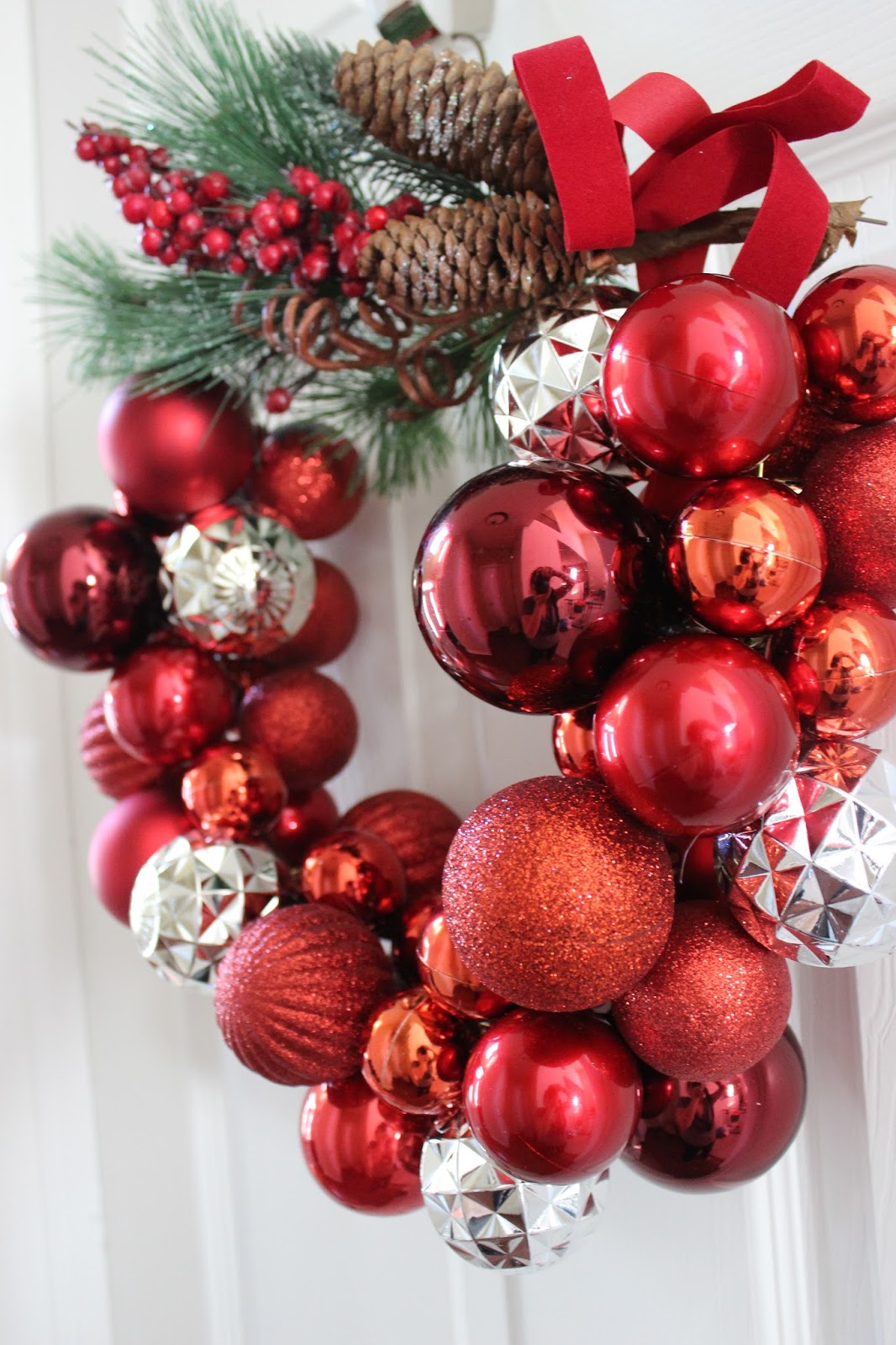 Fa&ccedil;a voc&ecirc; mesmo: guirlanda de Natal com ornamentos