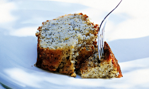 Bolo de maracujá, amêndoas e papoula