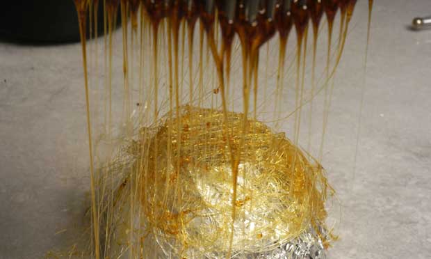 Mergulhe o pente no caramelo