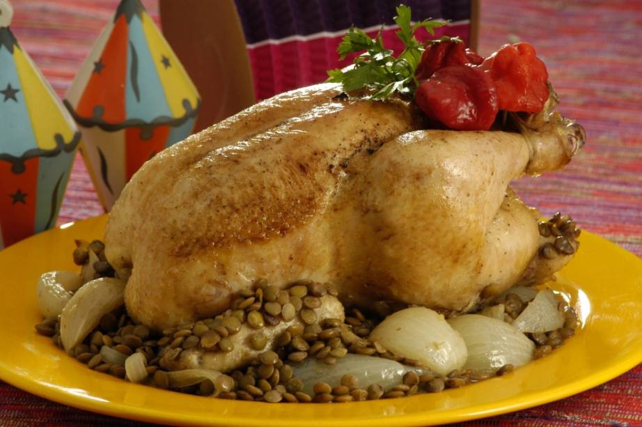 Frango assado com lentilha: tradicional das festas!