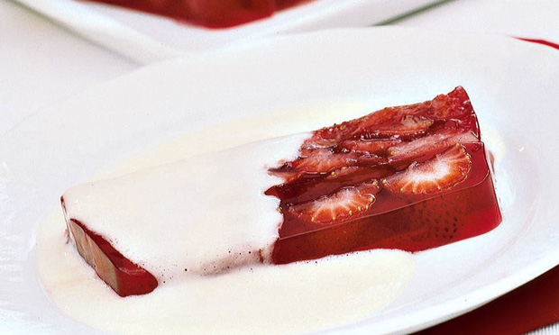 Gelatina de morango com creme Gelatina de morango com creme